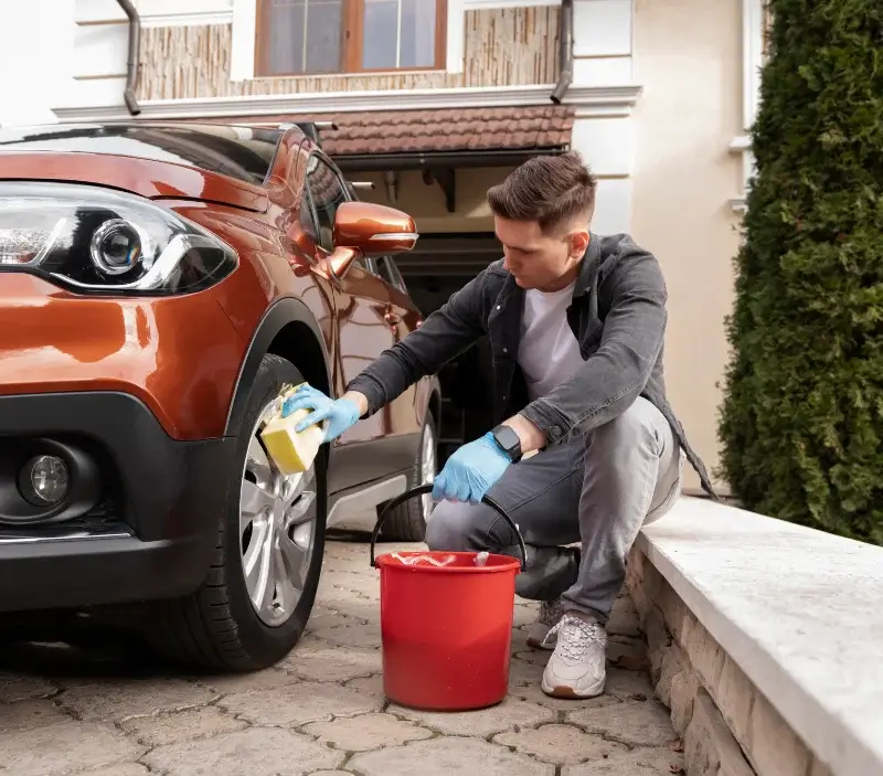 Lavage auto à domicile Montigny-en-Morvan : professionnel intervenant sur un véhicule